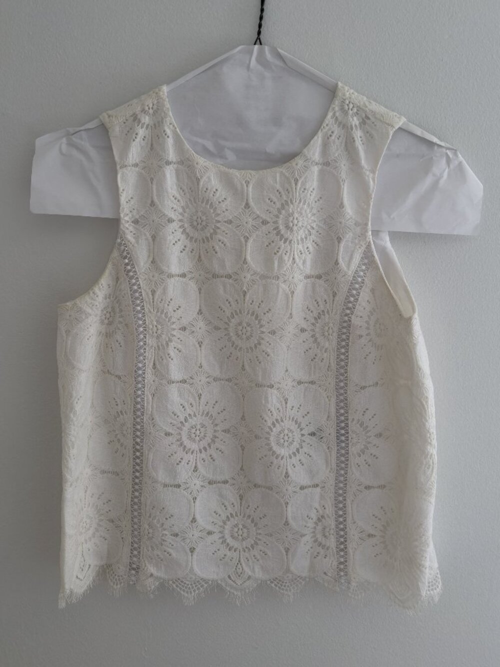 Banana Republic Ivory White Floral Lace Sleeveless Top Eyelash Hem